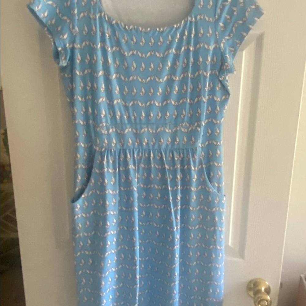 Baby blue scooped neck J McLaughlin dress with pockets and conch shells design.
